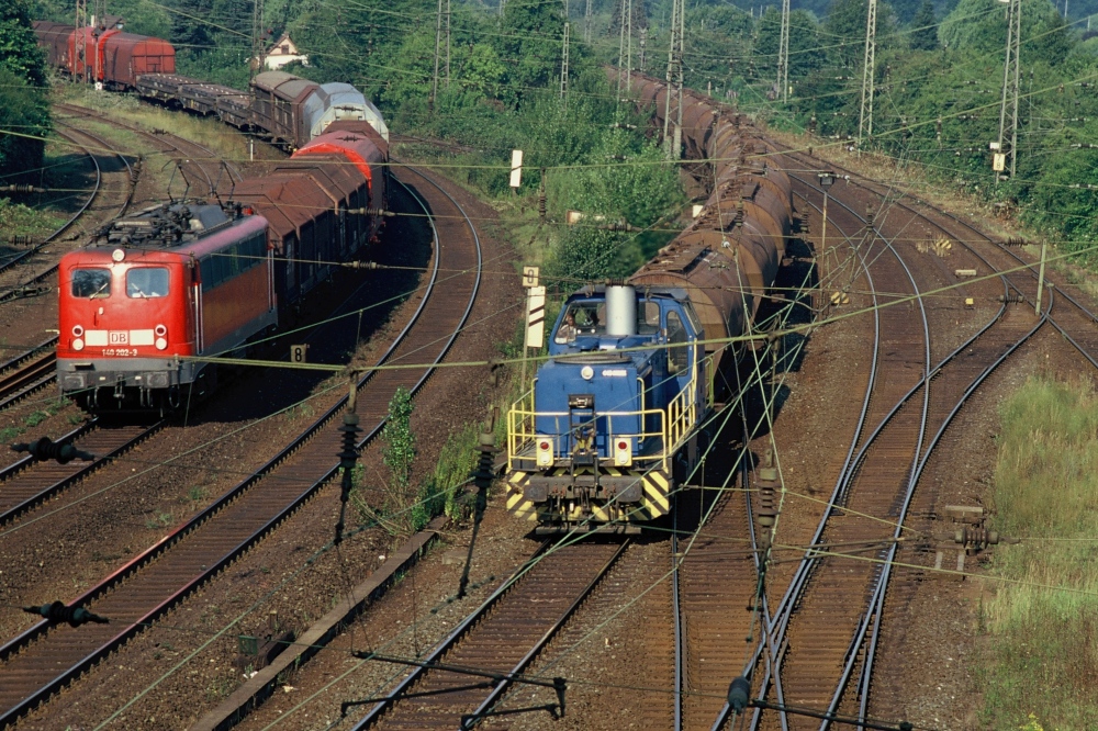 Abraumzug bei der Durchfahrt durch den Bahnhof 
              Hannover-Linden, 01.08.2003