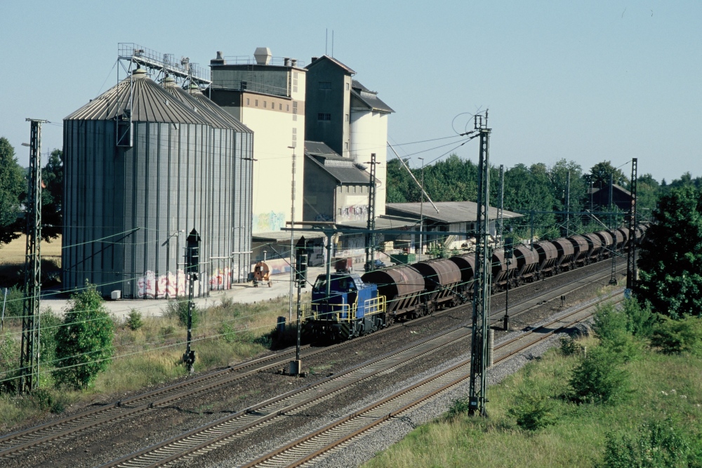 Abraumzug bei der Durchfahrt durch den Bahnhof 
              Rssing, 11.08.2003