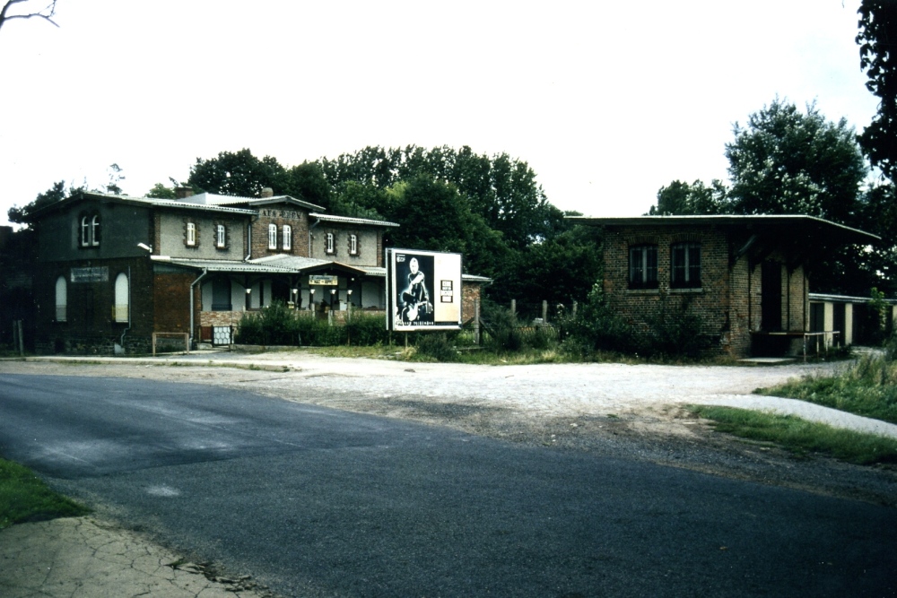 Empfangsgebude Ausleben, 1995